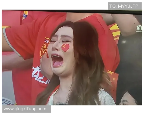 女球迷勇敢表白心仪足球明星感动全场引发热议与祝福